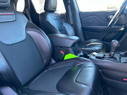 Used 2019 Jeep Cherokee Trailhawk w/ Cold Weather Group image 27