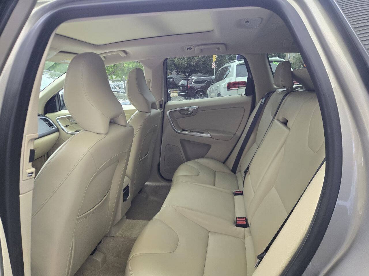 Used 2015 Volvo XC60 T5 Premier w/ Proximity Package FWD image 10