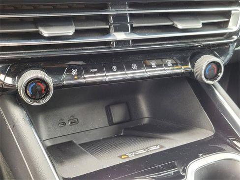 Used 2025 Chevrolet Traverse LT image 32