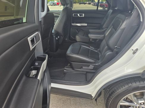 Used 2022 Ford Explorer XLT w/ Equipment Group 202A image 8
