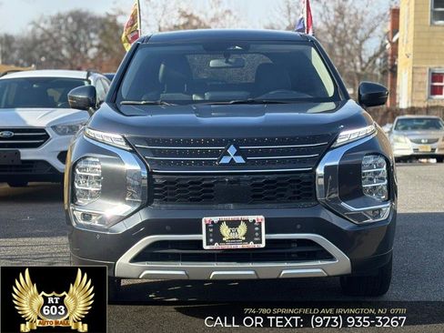 Used 2025 Mitsubishi Outlander SE image 2