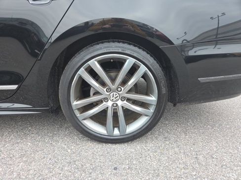 Used 2016 Volkswagen Passat 1.8T R-Line w/ R-Line Lighting Package image 26