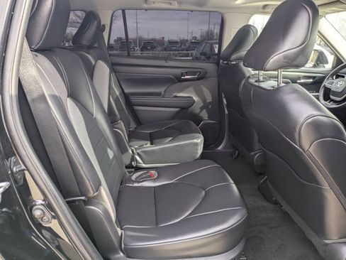 Used 2023 Toyota Highlander XLE image 32