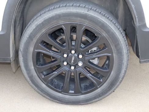 Used 2023 GMC Acadia SLT w/ Elevation Edition FWD image 31