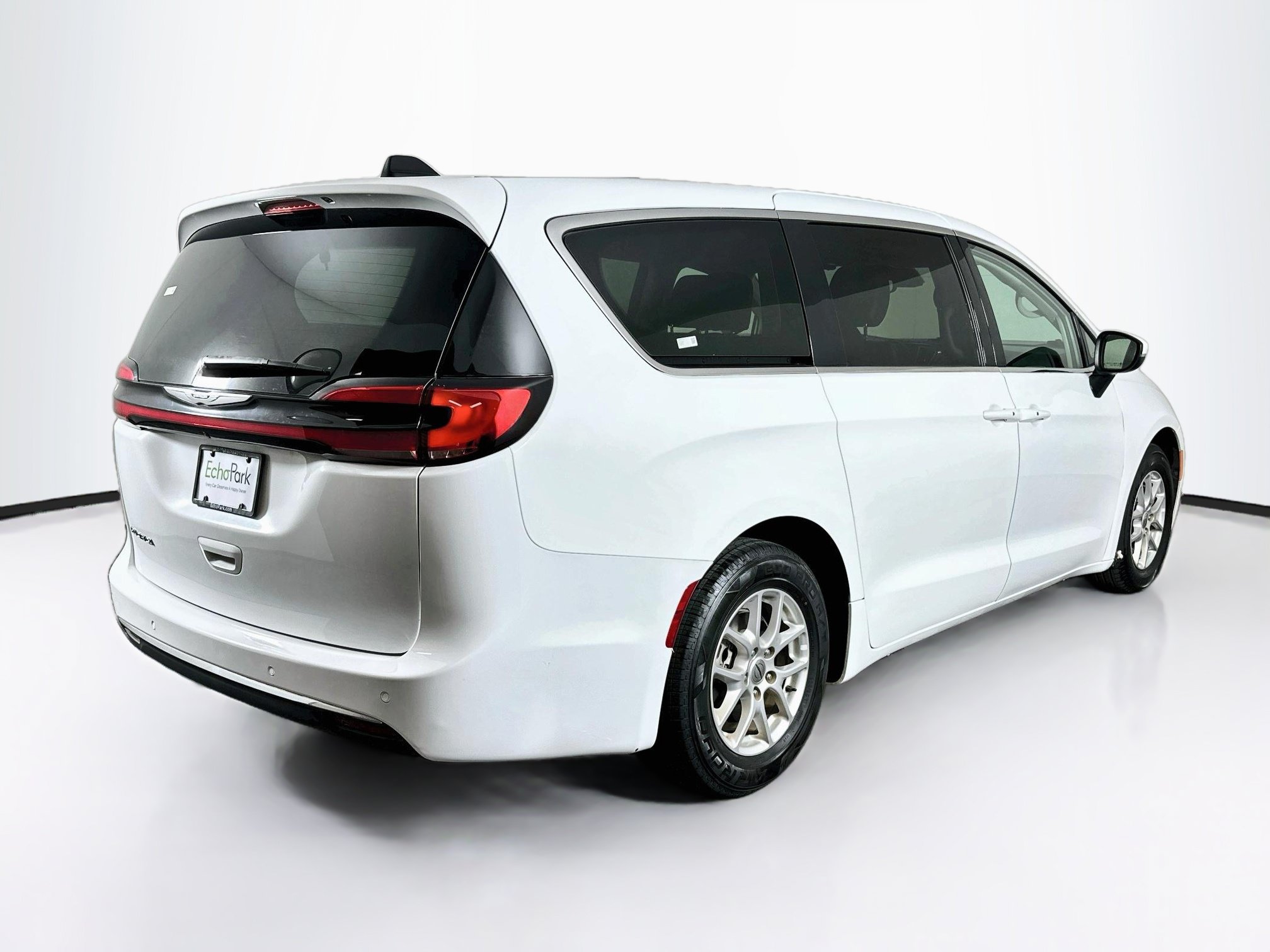 Used 2023 Chrysler Pacifica Touring-L FWD image 9