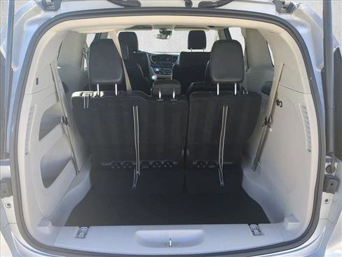 Used 2024 Chrysler Pacifica Touring-L image 6