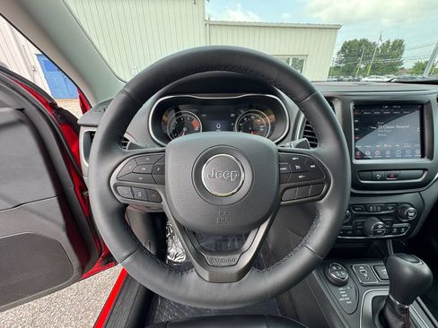 Used 2019 Jeep Cherokee Trailhawk w/ Comfort/Convenience Group AWD/4WD image 21