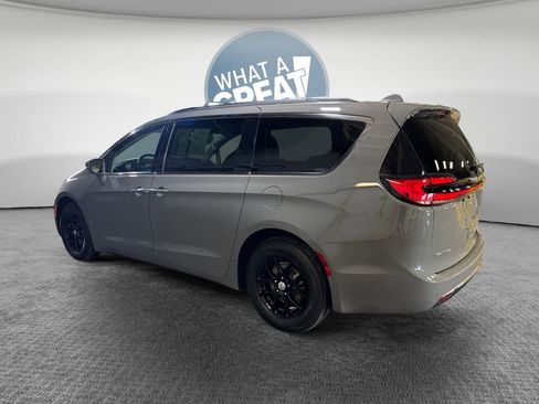 Used 2022 Chrysler Pacifica Touring-L FWD image 6