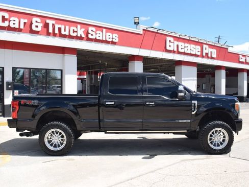 Used 2017 Ford F250 Platinum w/ Platinum Ultimate Package AWD/4WD image 2