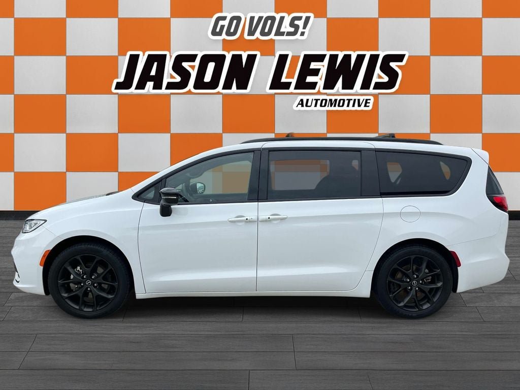 Used 2025 Chrysler Pacifica Limited FWD image 6