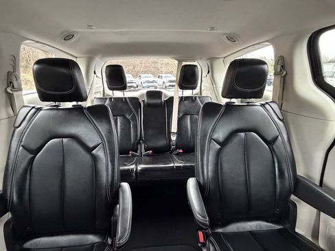 Used 2024 Chrysler Pacifica Touring-L image 18