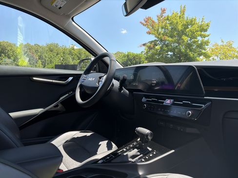 Used 2023 Kia Niro SX Touring FWD image 6