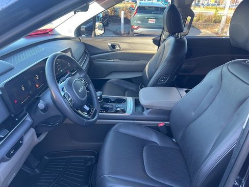 Certified 2025 Kia Carnival EX image 4