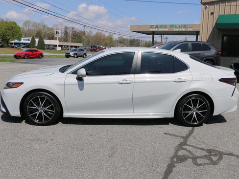 Used 2024 Toyota Camry SE FWD image 2