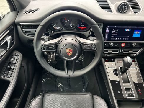 Certified 2025 Porsche Macan AWD/4WD image 15