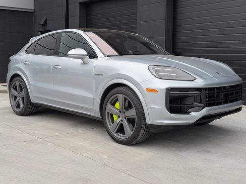 Certified 2025 Porsche Cayenne Turbo image 6