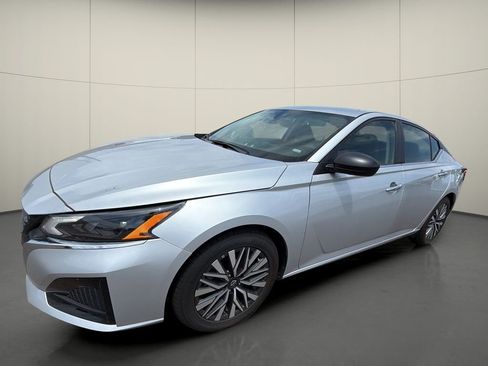 Used 2024 Nissan Altima 2.5 SV FWD image 3