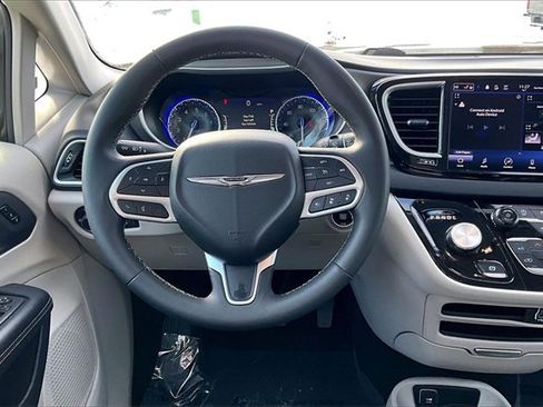 Used 2024 Chrysler Pacifica Touring-L image 5