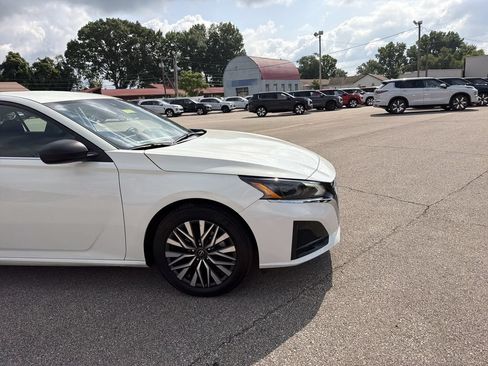 Used 2025 Nissan Altima 2.5 SV FWD image 2