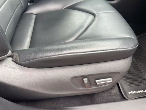 Used 2020 Toyota Highlander XLE image 27