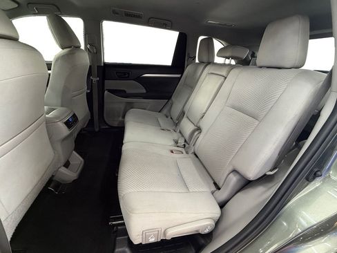 Used 2019 Toyota Highlander LE FWD image 16