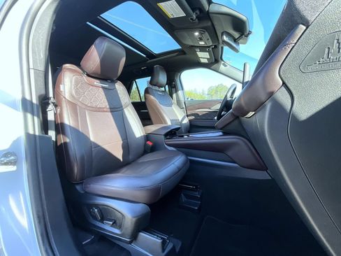 Used 2025 Ford Explorer Platinum w/ LUX Leather Package AWD/4WD image 16