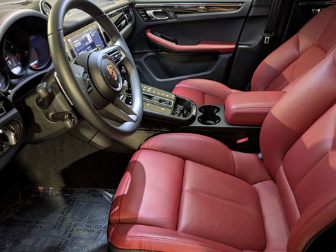 Certified 2025 Porsche Macan image 5