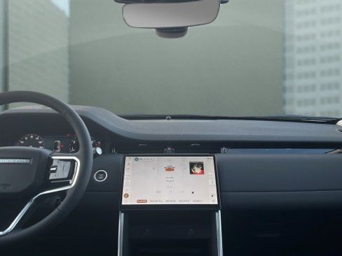 New 2025 Land Rover Discovery Sport S image 9