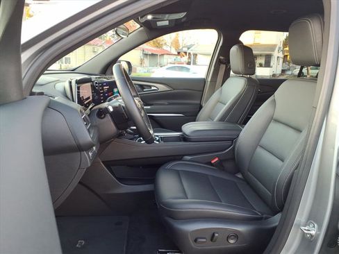 Used 2025 Chevrolet Traverse LT image 11