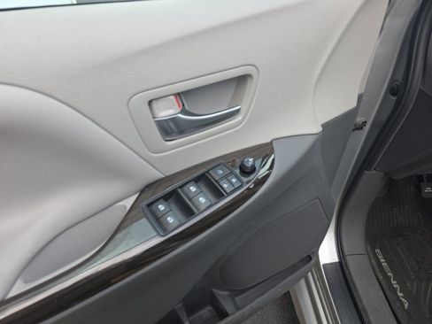 Used 2020 Toyota Sienna XLE image 16
