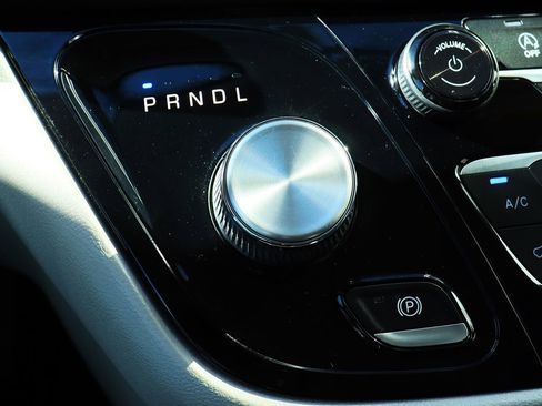 Used 2020 Chrysler Voyager L image 51