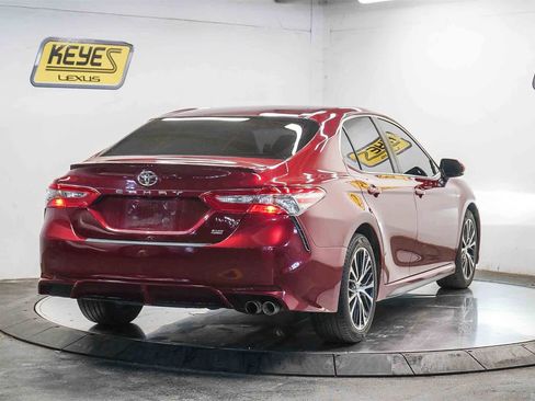 Used 2018 Toyota Camry SE image 4