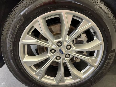 Used 2024 Ford Explorer XLT w/ Equipment Group 202A AWD/4WD image 28