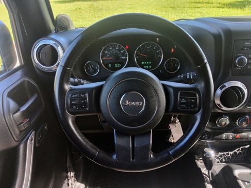 Used 2014 Jeep Wrangler Unlimited Rubicon w/ Connectivity Group AWD/4WD image 14