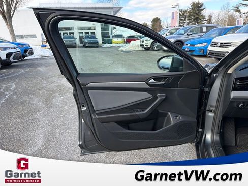 Used 2025 Volkswagen Jetta SE image 11