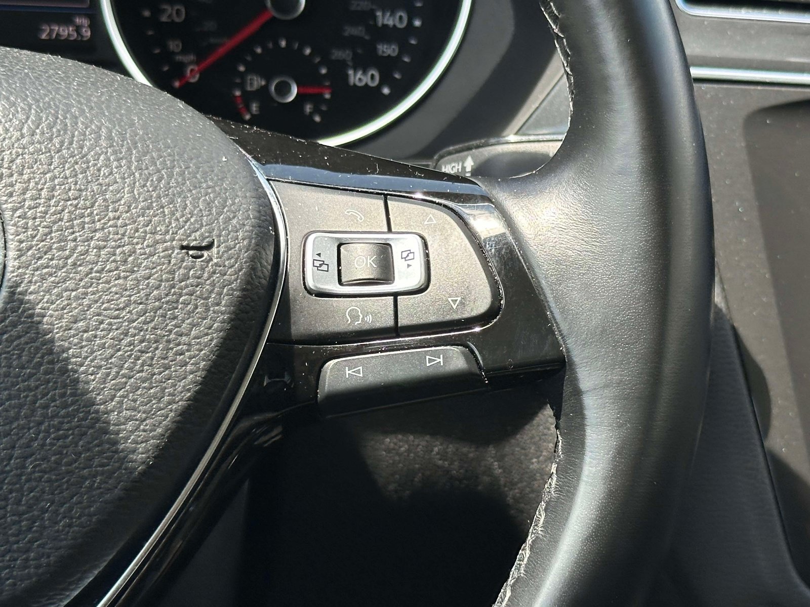 Used 2018 Volkswagen Tiguan SE FWD image 24