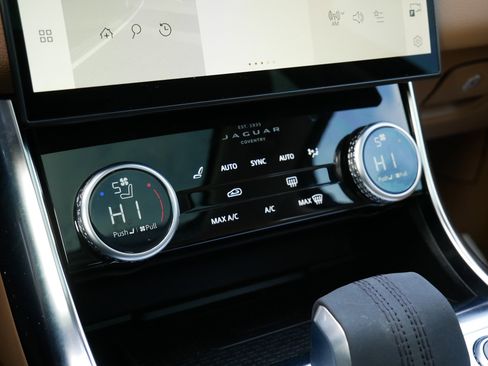 Used 2021 Jaguar XF SE image 28