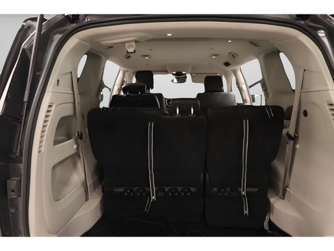 Used 2023 Chrysler Pacifica Touring-L FWD image 27