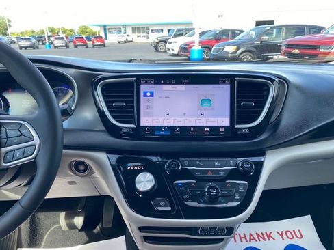 Used 2024 Chrysler Pacifica Touring-L image 24