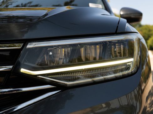 Used 2022 Volkswagen Tiguan SE image 11