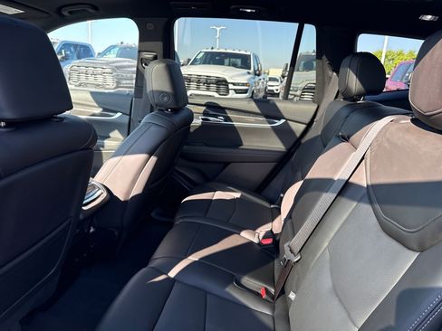 Used 2024 Cadillac XT6 Sport w/ Technology Package image 13