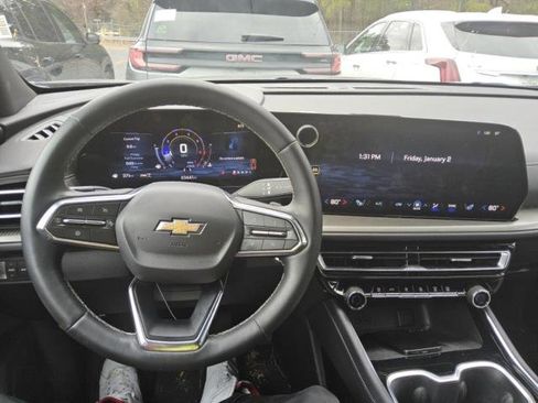 Used 2025 Chevrolet Traverse LT image 7