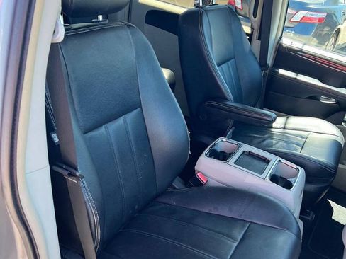 Used 2014 Chrysler Town & Country Touring FWD image 15