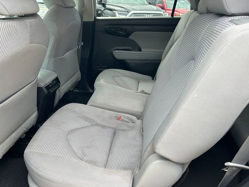 Used 2023 Toyota Highlander LE FWD image 17