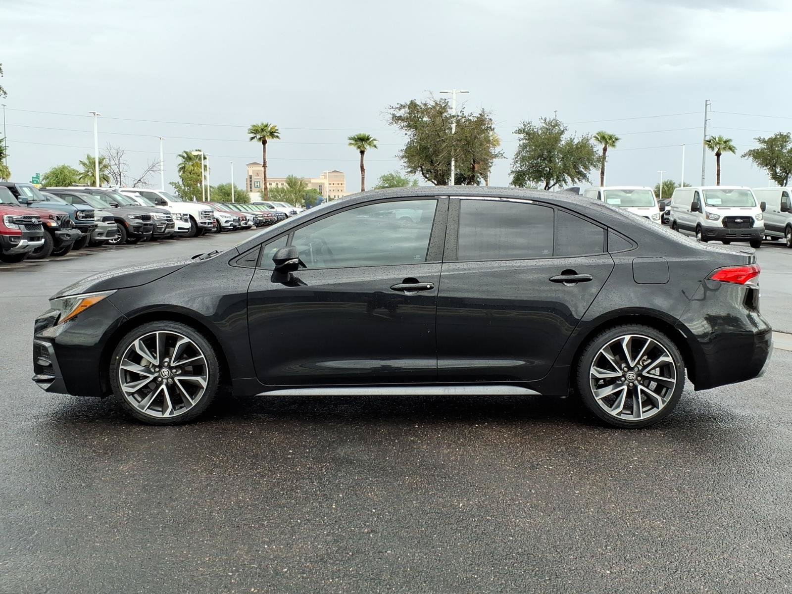 Used 2020 Toyota Corolla SE w/ SE Premium Package FWD image 2