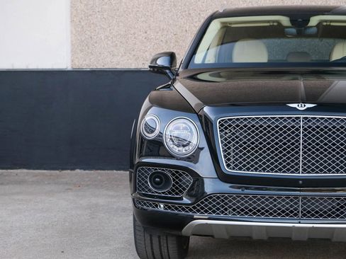 Used 2018 Bentley Bentayga image 3