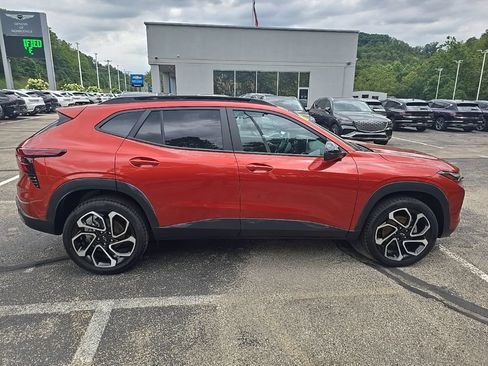 Certified 2024 Chevrolet Trax RS w/ Sunroof Package FWD image 5