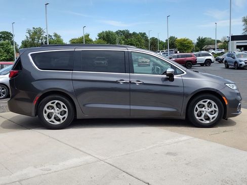 Used 2023 Chrysler Pacifica Limited FWD image 4