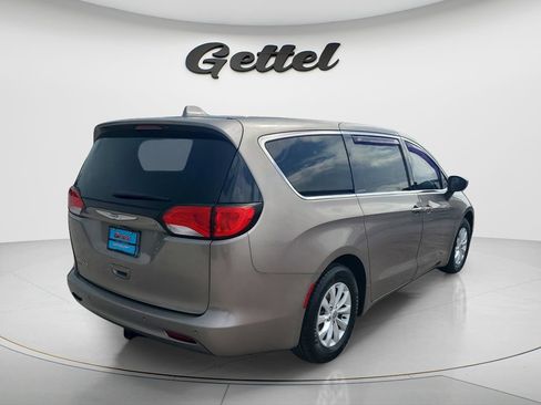 Used 2017 Chrysler Pacifica Touring w/ Tire & Wheel Group FWD image 5