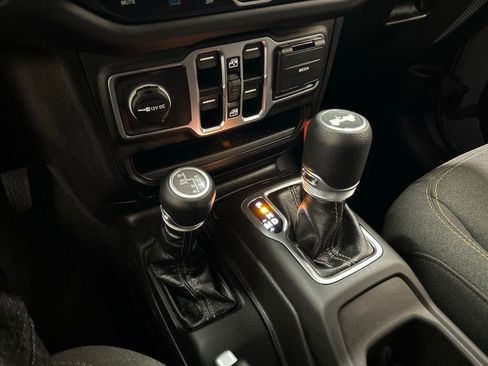 Used 2025 Jeep Wrangler Unlimited Sahara AWD/4WD image 19